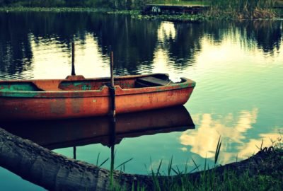 Bote sin remos en playa larga