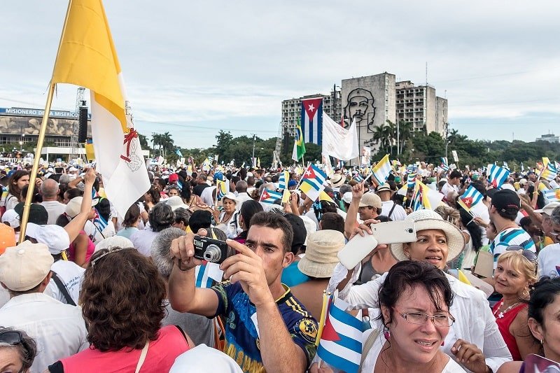 Multitud de personas en frente de la plaza de la revolucion