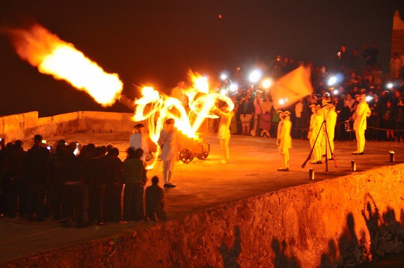 cannon shot ceremony by the fortress